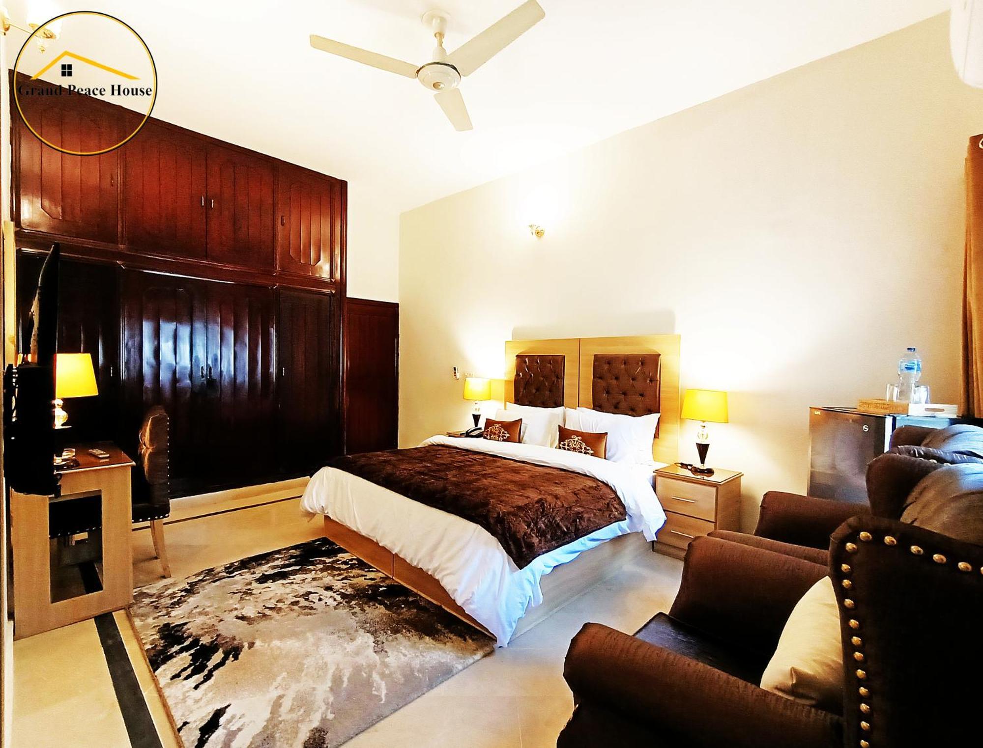 Grand Peace House I Bed & Breakfast อิสลามาบัด ภายนอก รูปภาพ